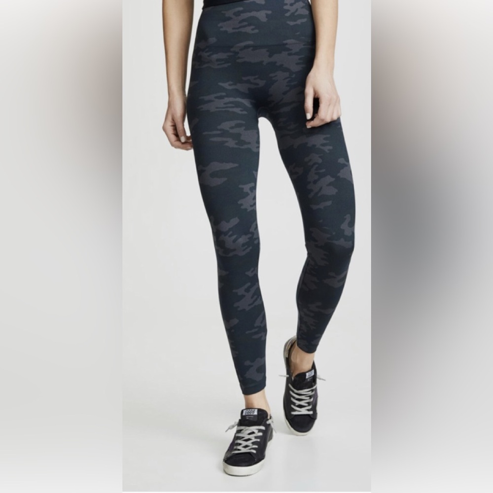 Spanx Look At Me Now Seamless Black Camo Leggings Size Medium Women